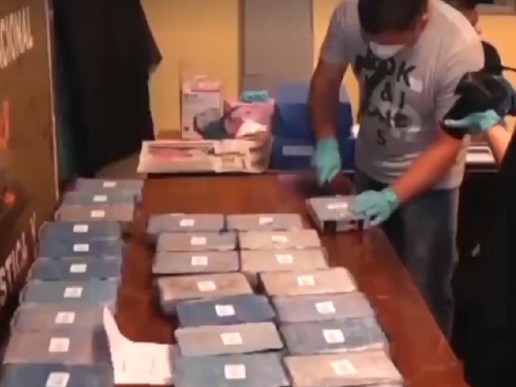 В Аргентине обнаружили чемоданы с 389 кг кокаина. Видео