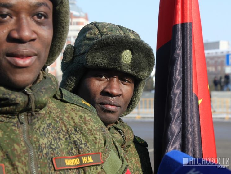 На военном параде в Омске приз зрительских симпатий получили курсанты из Анголы, шедшие под красно-черным флагом. Видео