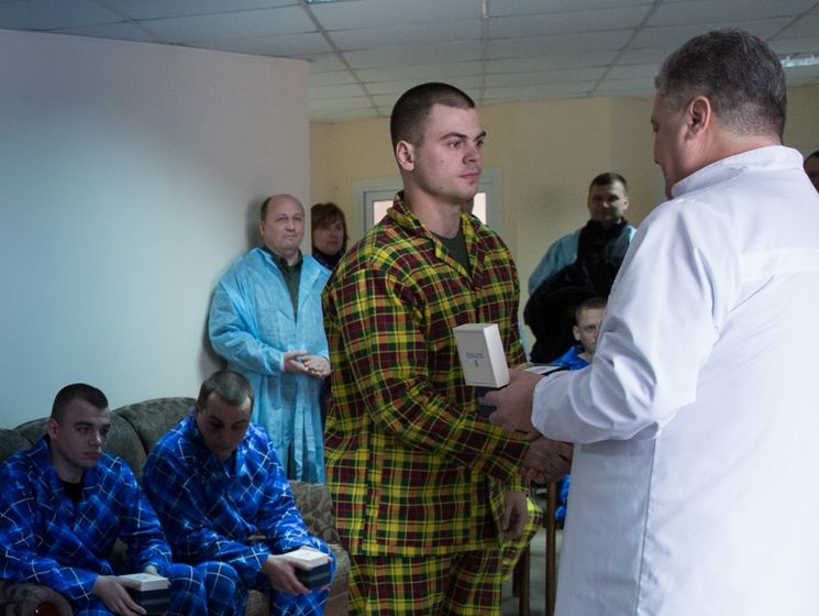 "Враг пытается дестабилизировать ситуацию изнутри". Порошенко посетил в госпитале правоохранителей, раненных в столкновениях под Радой 27 февраля