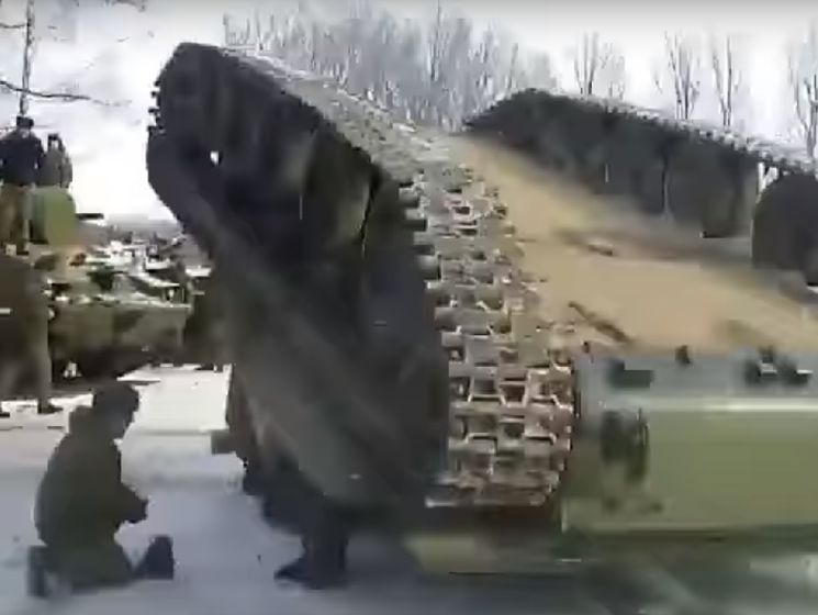 В Калининградской области опрокинулась самоходная артиллерийская установка. Видео