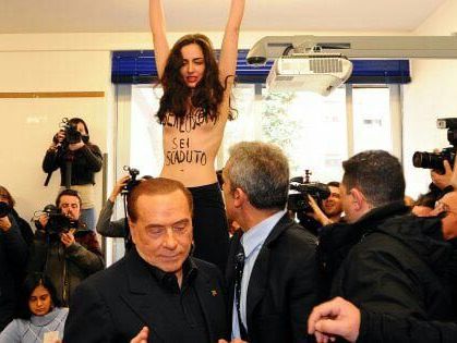 "Час вийшов. Ти засидівся". Активістка Femen роздяглася на виборчій дільниці під час голосування Берлусконі. Відео