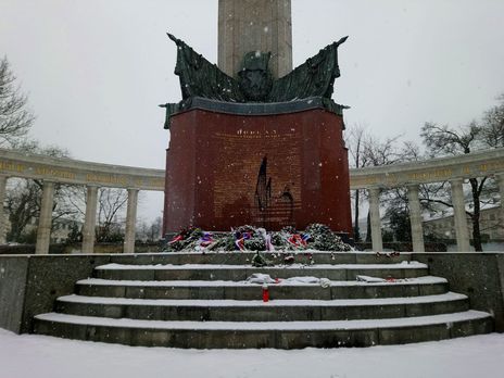 В Вене неизвестные облили краской памятник советским воинам