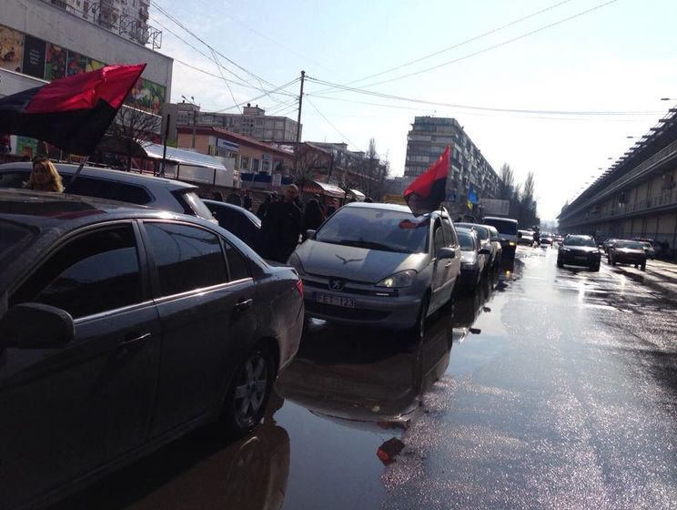 "Мы не становимся на колени перед коррупцией". Активисты проводят автопробег к дому Авакова. Трансляция