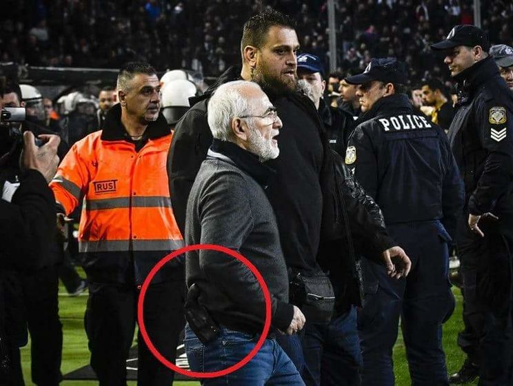 У Греції футбольний матч перервали через озброєного російського бізнесмена, який вибіг на поле