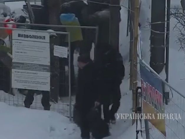 Полицейские показали, как Семенченко выносил "оружие" из лагеря под Верховной Радой. Видео