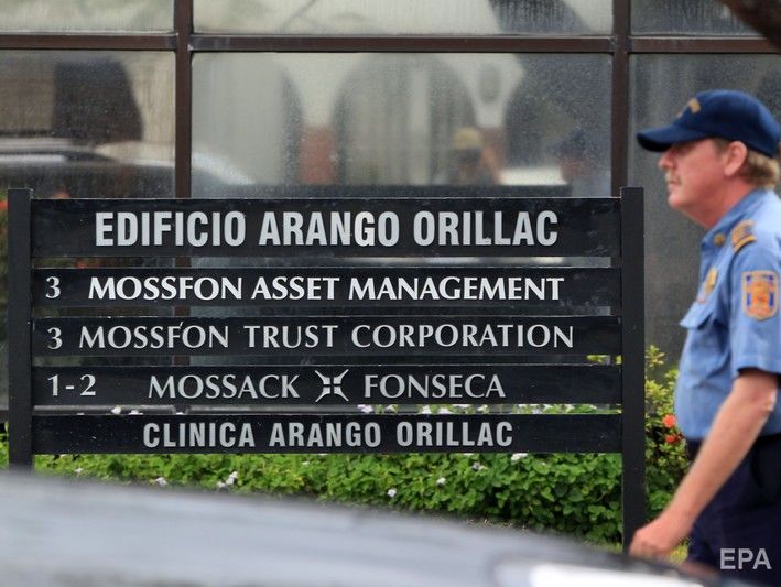 Mossack Fonseca, яка фігурувала в офшорному скандалі, оголосила про закриття