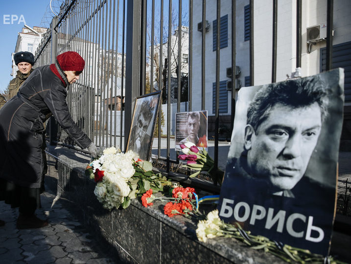 В Москве открыли памятную табличку Немцову
