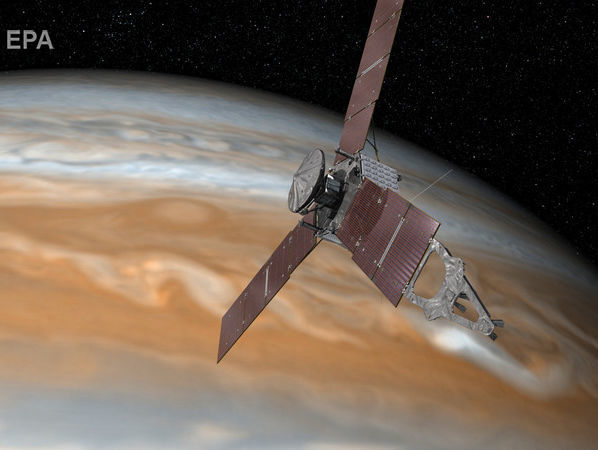 NASA показало знімки "рожевої" бурі на Юпітері
