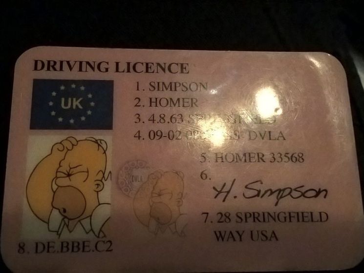 Полиция задержала британца с водительскими правами на имя Гомера Симпсона