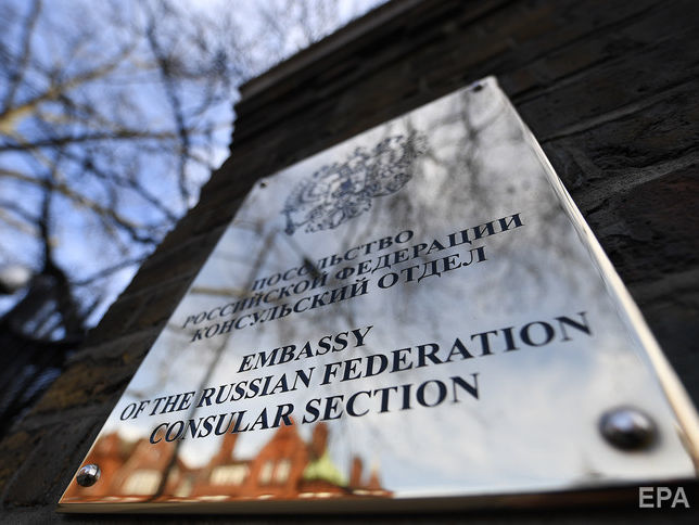Высылаемые российские дипломаты и их семьи покинули посольство в Лондоне. Видео