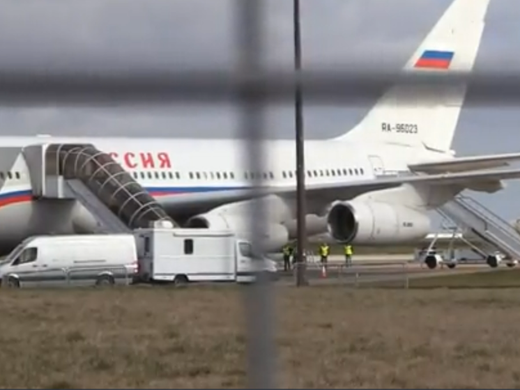 Высланные российские дипломаты покинули Великобританию на самолете, перевозившем поддельный кокаин из Аргентины
