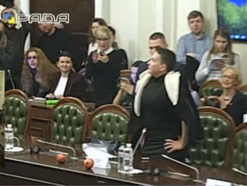 "Гранати були". Савченко принесла фрукти на засідання парламентського комітету. Відео