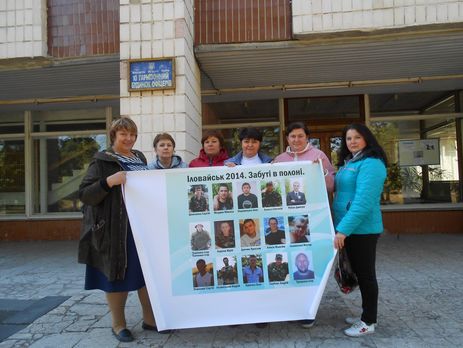 Лозинська (крайня ліворуч) із матерями зниклих безвісти солдатів