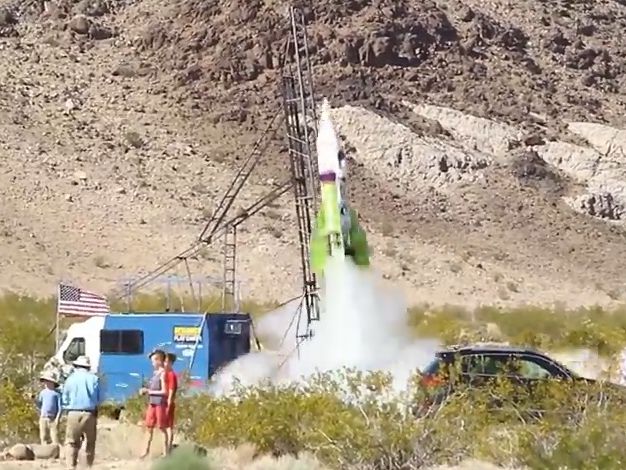 В США изобретатель совершил полет на самодельной ракете, чтобы доказать, что Земля плоская. Видео