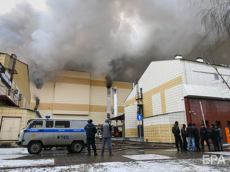 Пожарные второй день борются с огнем в торговом центре в Кемерово. Фоторепортаж