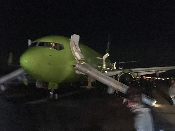 "Двери открывайте!" Пассажиры выходили на крылья самолета, задымившегося в аэропорту Домодедово. Видео