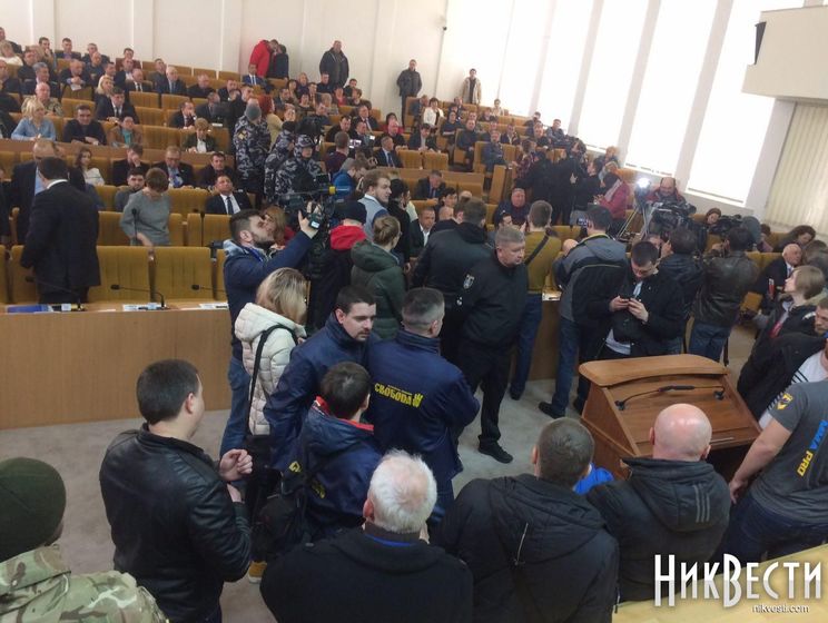 В Николаеве активисты требуют отставки губернатора Савченко