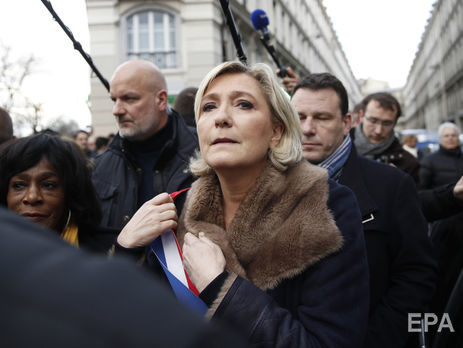 На марше в Париже Ле Пен встретили криками 