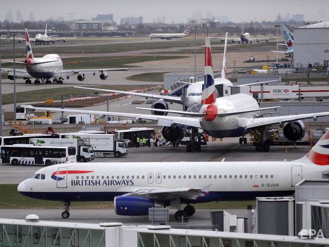 Российский самолет наехал на ногу сотруднику лондонского аэропорта Гатвик