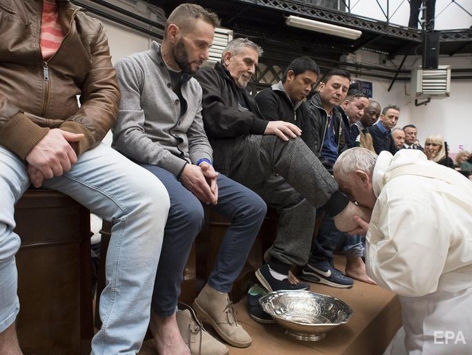 "Сегодня я такой же грешник, как и вы". Папа Франциск омыл ноги 12 заключенным в итальянской тюрьме