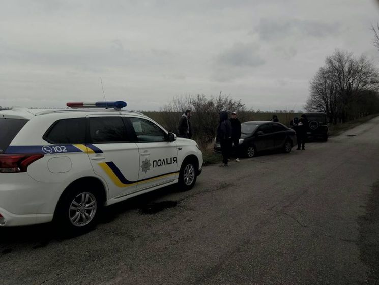 В Запорожской области задержали двух человек, которые преследовали школьный автобус и целились в него из пистолета