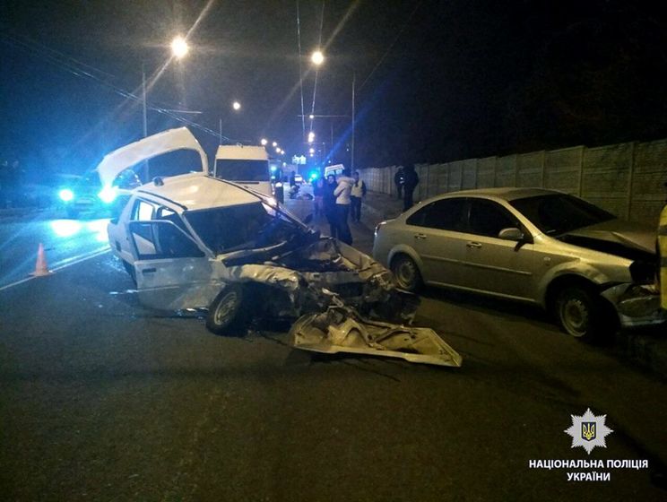 В Харькове "Славута" врезалась в "скорую" и еще в две машины, два человека погибли