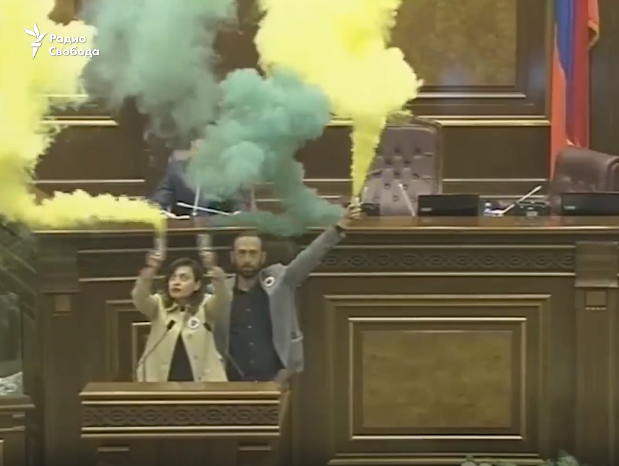 У парламенті Вірменії запалили димові шашки на знак протесту проти планів екс-президента Саргсяна висуватися на пост прем'єра. Відео