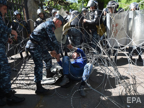 18 апреля протестующие начали блокаду резиденции Саргсяна