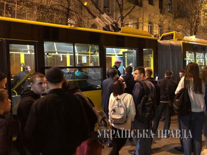 У Києві в тролейбусі сталася бійка, одна людина дістала ножове поранення