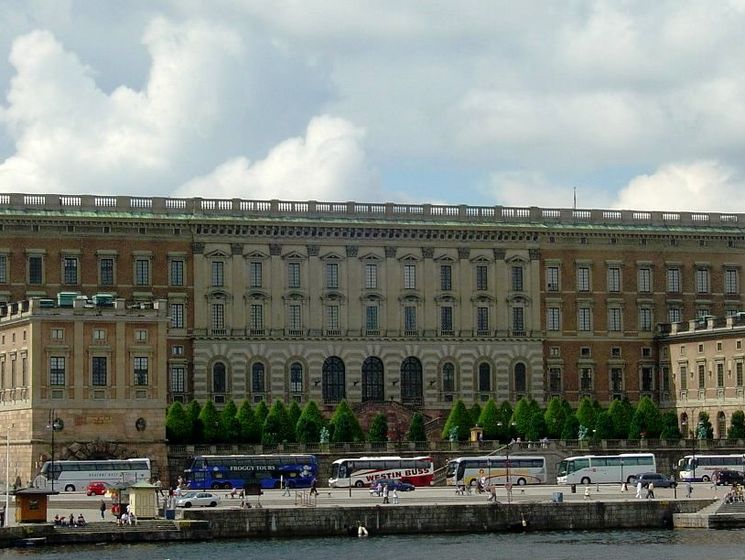 На даху королівського палацу Швеції почали встановлювати сонячні батареї