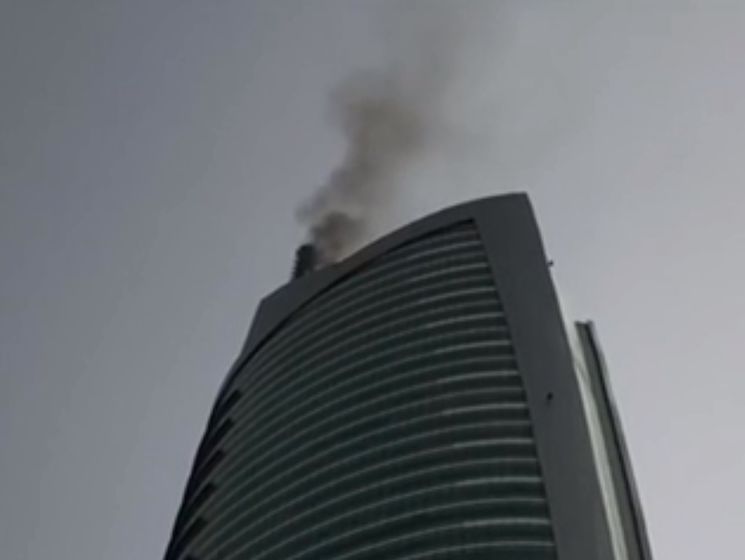 В Дубае загорелся небоскреб