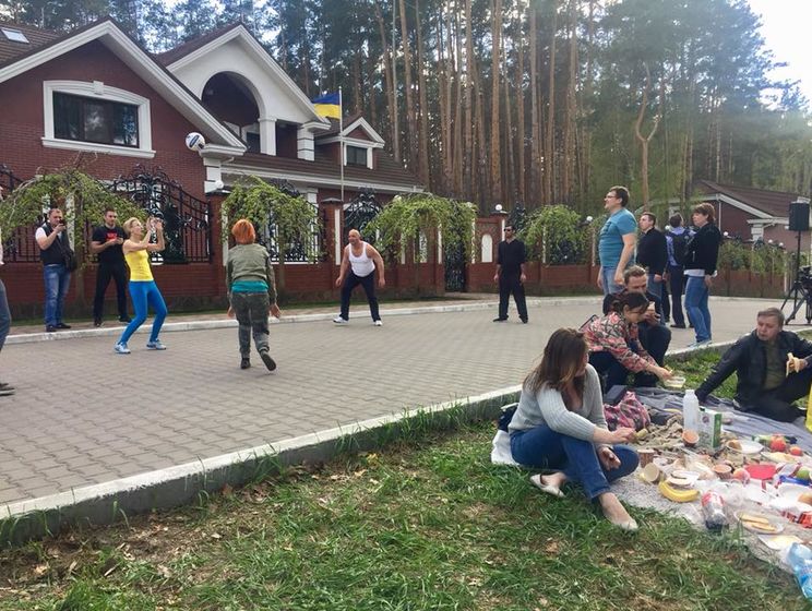Активисты устроили пикник под домом Луценко
