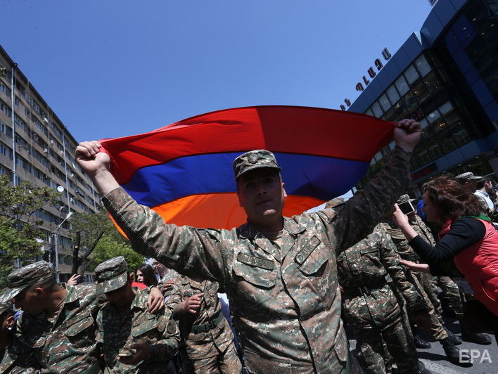 В минобороны Армении пообещали наказать военных, присоединившихся к протестующим в Ереване