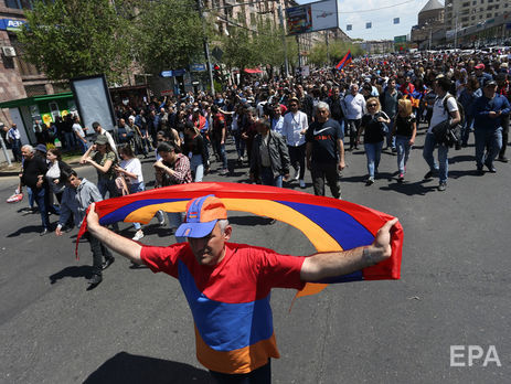 У Вірменії поновилися акції протесту, демонстранти перекривають дороги
