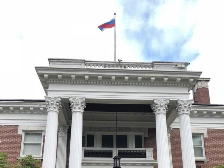 Российское посольство заявило, что власти США "под покровом ночи" сняли флаг с закрытого Генконсульства РФ в Сиэтле