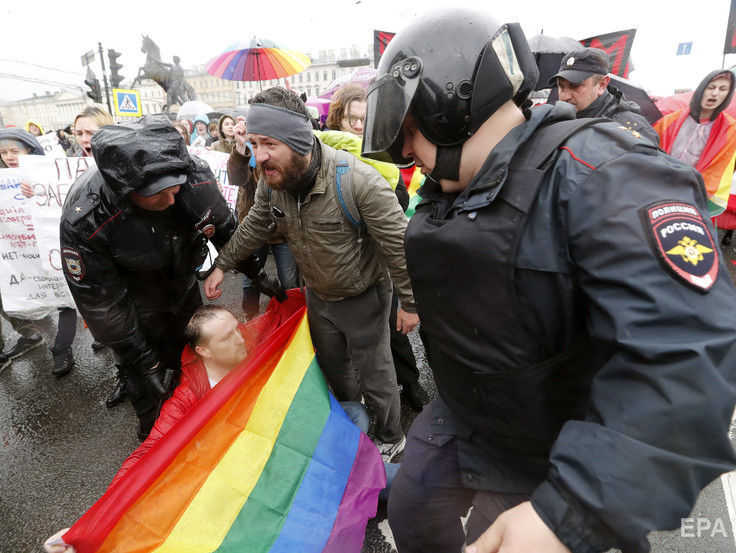 Во время первомайского шествия в Санкт-Петербурге задержали пятерых человек с флагами Украины