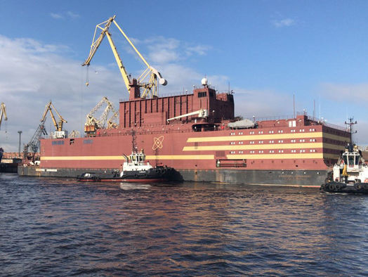 Россия отправила в плавание атомный энергоблок, экологи называют его "атомным Титаником"