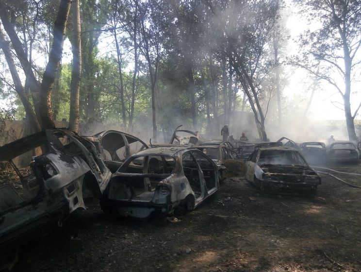 На стоянке в Киеве пожар повредил 54 автомобиля