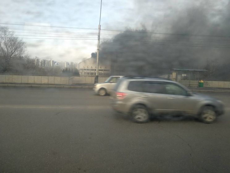 Пожар во Дворце спорта в Красноярске, возможно, начался из-за возгорания кабеля в шахте лифта