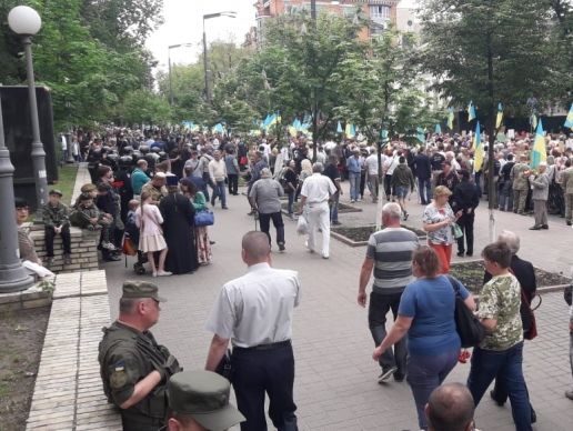 Біля метро "Арсенальна" у Києві чоловік намагався прорвати кордон поліції, правоохоронці затримали кількох людей