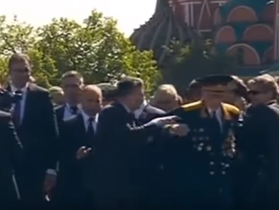 Охранники оттолкнули идущего рядом с Путиным ветерана во время парада Победы. Видео