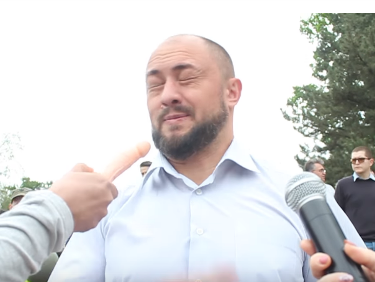 В Николаеве депутату облсовета от Оппозиционного блока вместо микрофона поднесли фаллоимитатор. Видео