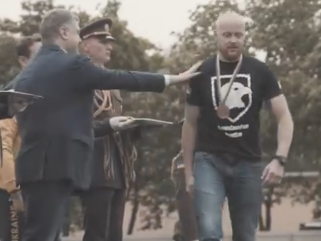 Ветеран "Азову" відмовився потиснути руку Порошенку. Відео