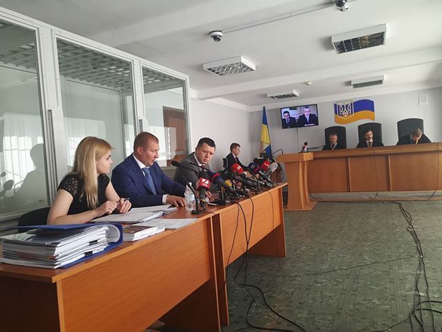 Оболонський суд переніс на 5 червня розгляд справи про держзраду Януковича