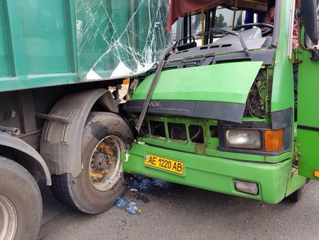 В Днепропетровской области столкнулись грузовик и маршрутка: пострадали 22 человека