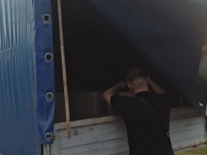 СБУ совместно с ВСУ задержала на линии разграничения в Донецкой области грузовик с контрафактными сигаретами