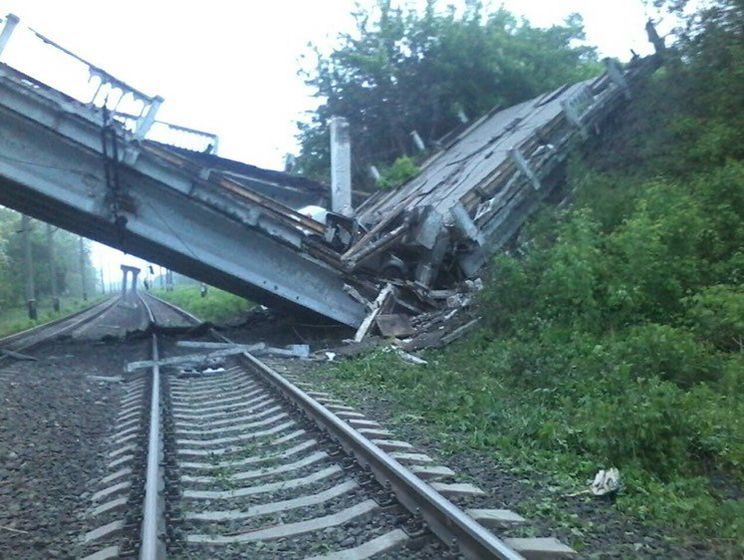 В Луганской области взорвали мост между Красным Лучом и Луганском