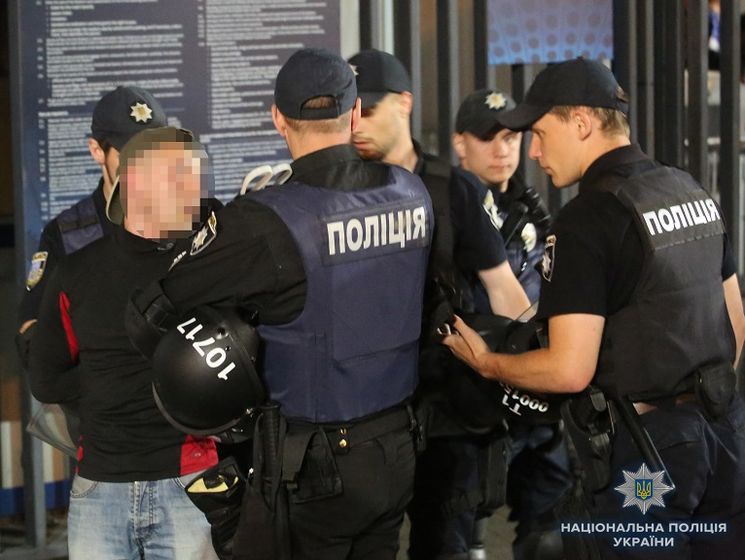 Крищенко сообщил, что задержанных у НСК "Олимпийский" за нарушение порядка болельщиков отпустили из полиции