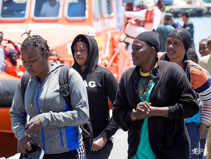 Испания согласилась принять судно с 629 мигрантами, которое не допустили в Италию