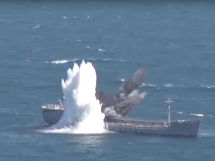 Турецкая подлодка одной торпедой потопила на учениях танкер. Видео